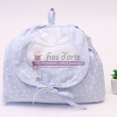 Bolsa azul claro com padrão de flores brancas e etiqueta Fios d'arte