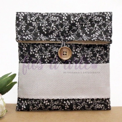 Bolsa quadrada pequena em tecido floral preto e bege com botão castanho