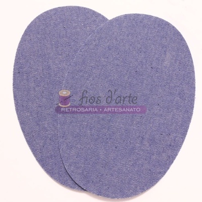 Duas patches azuis em tecido tipo ganga com logotipo sobreposto.