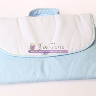 Bolsa azul claro com aba branca e texto de marca no centro