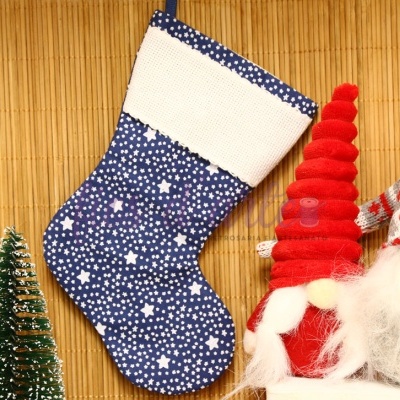Meia de Natal azul com estrelas brancas e decoração de duendes e pinheiro pequeno