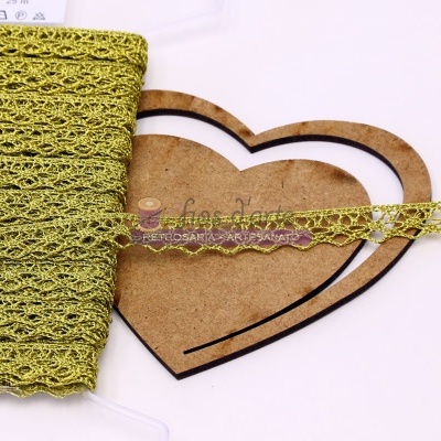 Fita rendada verde-oliva em bobina sobre suporte em forma de coração de madeira