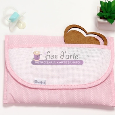 Carteira rosa com bolinhas e texto, chupeta, objeto nuvem de madeira e planta suculenta