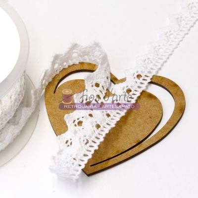 Rolo de renda branca de algodão com placa de madeira em forma de coração