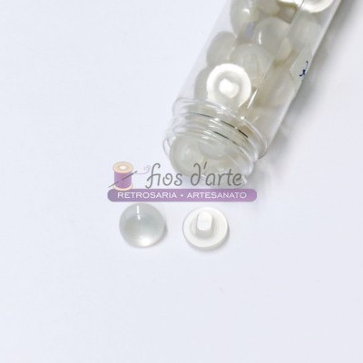 Frasco com botões brancos e dois botões fora do frasco sobre fundo branco