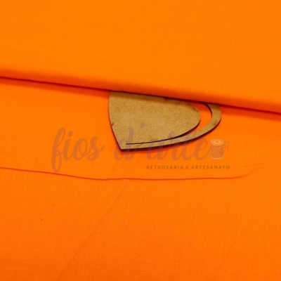 tecido laranja com marcador triangular de cartão castanho