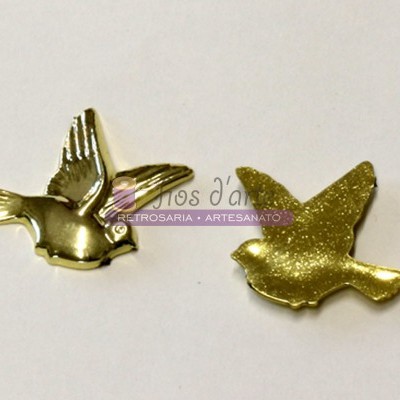 Dois adornos de pássaros dourados, um liso e outro com glitter, sobre fundo branco