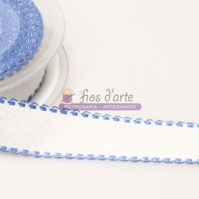 Fita em tecido branca com bordas azuis num carretel