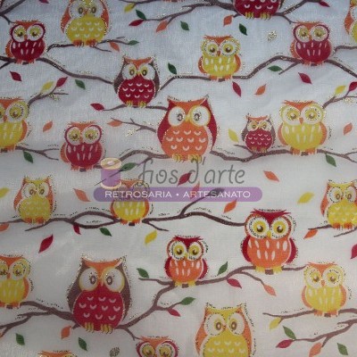 Tecido branco com padrão de corujas coloridas em ramos e marca Artesarte