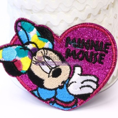 Emblema bordado de Minnie Mouse em coração cor de rosa com brilho