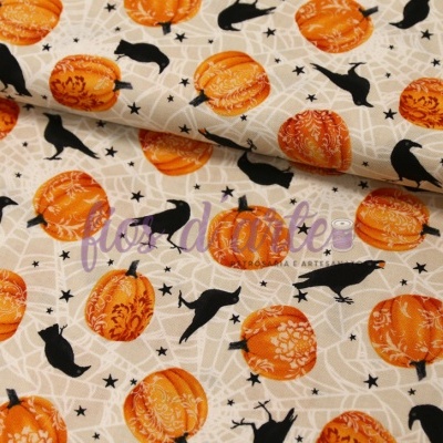 Tecido bege com abóboras laranja, gatos pretos e estrelas pretas, padrão de teias de aranha