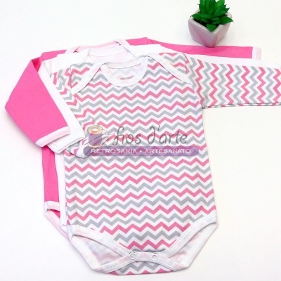 Dois bodies de bebé, um com padrão ziguezague rosa e branco, outro rosa sólido, com planta num vaso ao lado