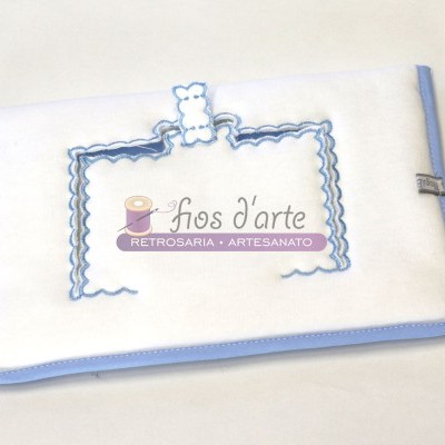 Manta branca para bebé com borda azul e aplicação de ursinho