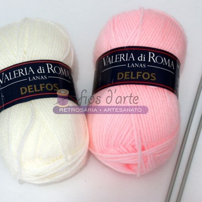 Novelos de lã VALERIA di ROMA DELFOS branco e rosa claro com agulhas de tricô 4,5