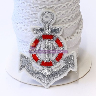 Patch bordado âncora prateada e vermelha sobre fundo branco em rede