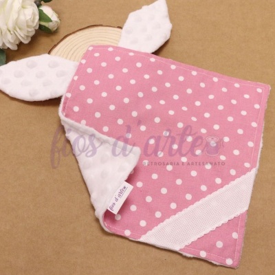 Bandana para cachorro rosa com bolinhas brancas sobre fundo castanho