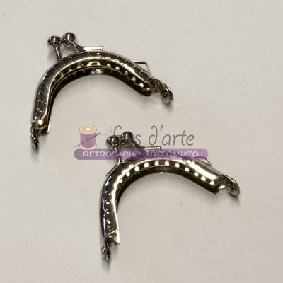 Duas molduras metálicas prateadas para bolsas com textura bolha e ganchos nas extremidades