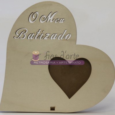 Placa decorativa de madeira em forma de coração com texto 'O Meu Batizado'