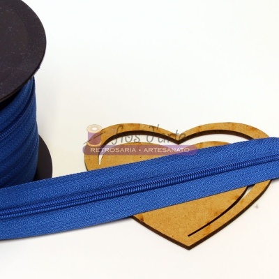 Rolo de fecho éclair azul com coração em madeira com texto sobre fundo branco