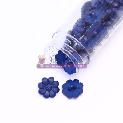 Frasco com flores azuis de plástico com dois buracos em fundo branco