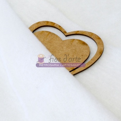 Coração em madeira claro com tecido branco e logotipo artesanal