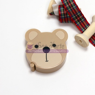 Dispenser de fita em forma de urso com fita xadrez e carretéis de madeira