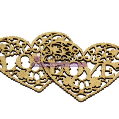 Dois corações em madeira com palavra LOVE recortada e padrão floral