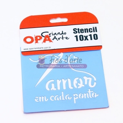 Stencil azul claro com texto recortado e embalagem vermelha e branca