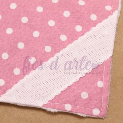 Pano rosa com bolinhas brancas e cantos brancos texturizados
