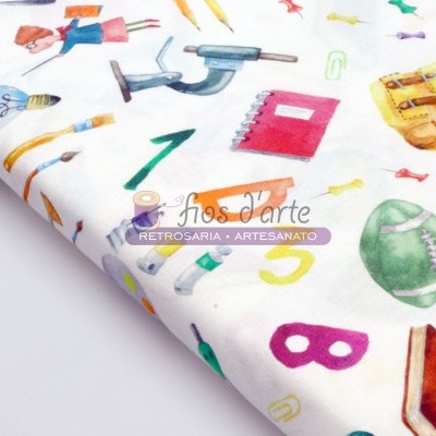 tecido branco com ilustrações coloridas variadas sobre fundo branco