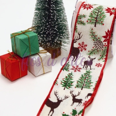 Fita decorativa de Natal com renas e árvores ao lado de pequenas caixas de presente e uma árvore artificial.