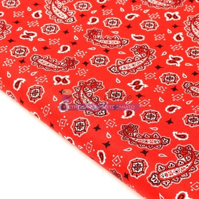 Tecido vermelho com padrão bandana branco e preto