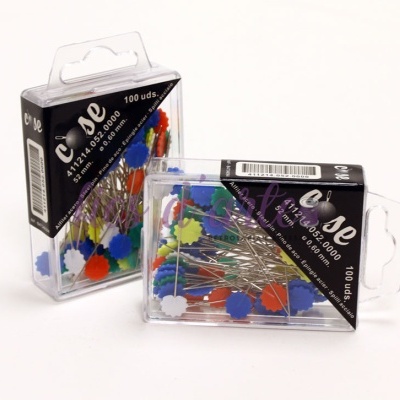 Duas caixas transparentes com alfinetes coloridos e rótulo preto da marca Close