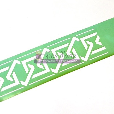 Régua stencil verde com padrões geométricos recortados