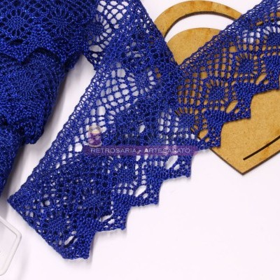 Fita de renda de crochê azul royal com padrão decorativo sobre fundo branco