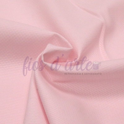 Tecido rosa claro com textura diagonal subtil