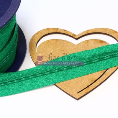 Fita verde enrolada com coração de madeira e texto Los Arte RETROSARIA ARTESANATO