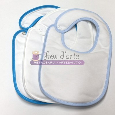 Três babetes para bebés com bordas de cores diferentes sobre fundo branco