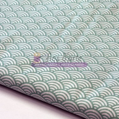 Tecido com padrão de ondas semicirculares verde-azuladas sobre fundo branco.