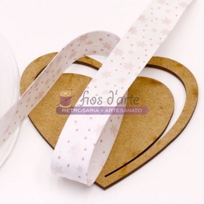 Fita branca com estrelas cor-de-rosa claras e castanhas em suporte em forma de coração