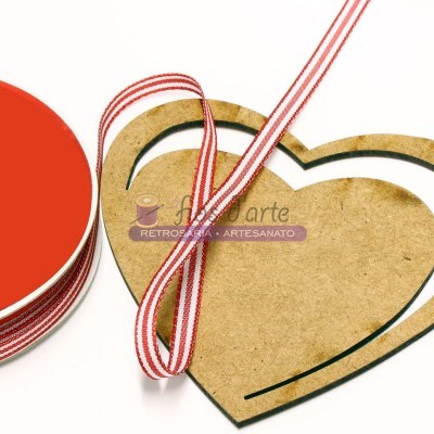 Fita vermelha com riscas brancas e corações recortados em madeira