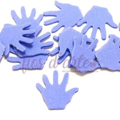 Recortes em forma de mãos em esponja azul clara sobre fundo branco