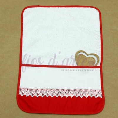 Toalha branca com borda vermelha e bolso branco com renda