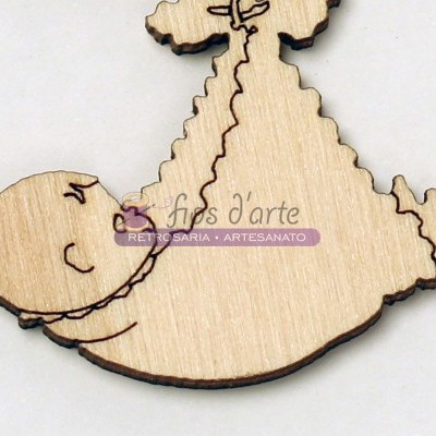 Recorte de madeira em forma de bebé com traços simples e texto 'AfS d'arte RETROSARIA • ARTESANATO' sobreposto