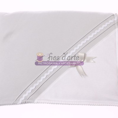 Manta branca para bebé com acabamento em renda e fita decorativa com laço