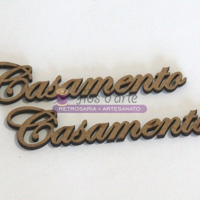 Recortes de madeira com a palavra Casamento em letra cursiva