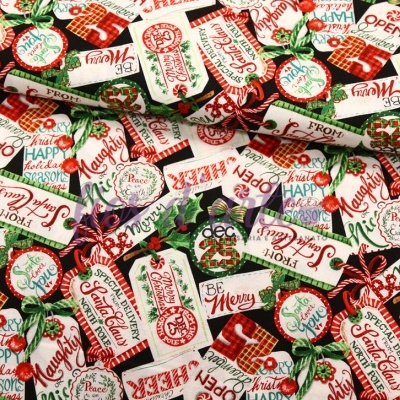 Tecido festivo com etiquetas natalícias coloridas e mensagens inspiradoras