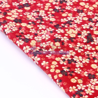 Tecido vermelho com flores pequenas em branco, amarelo e preto