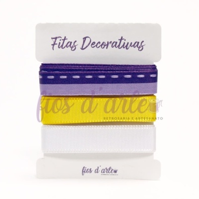 Três fitas decorativas roxa, amarela e branca enroladas em cartolina branca com texto