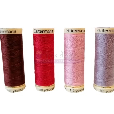 Quatro bobinas de linha de costura Gütermann em diversas cores